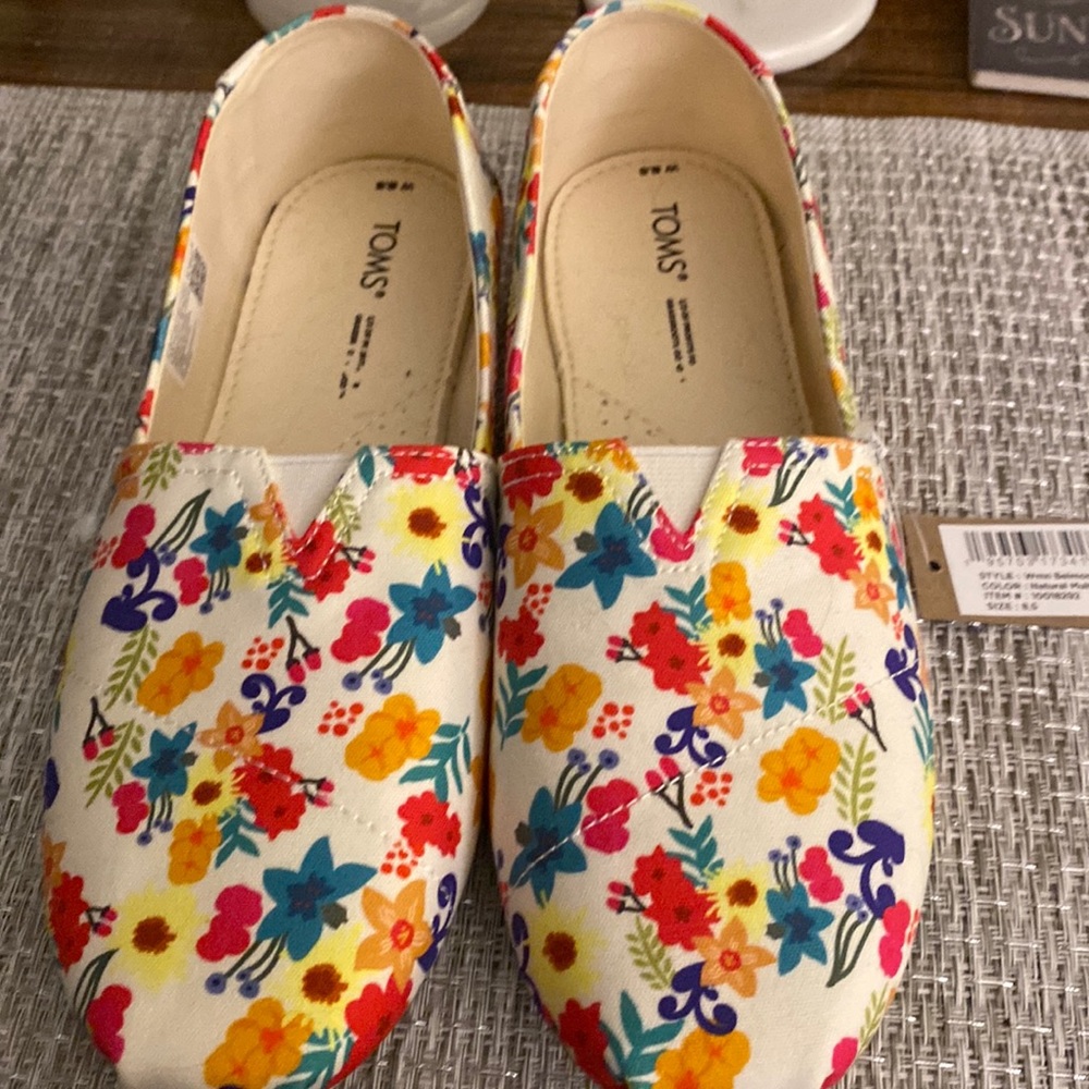 NWT Toms floral 8.5